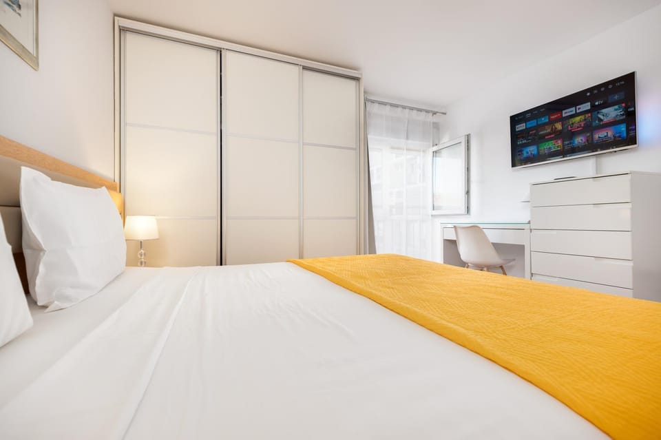 Bed, TV and multimedia, Photo of the whole room, Bedroom, hair dresser, wardrobe