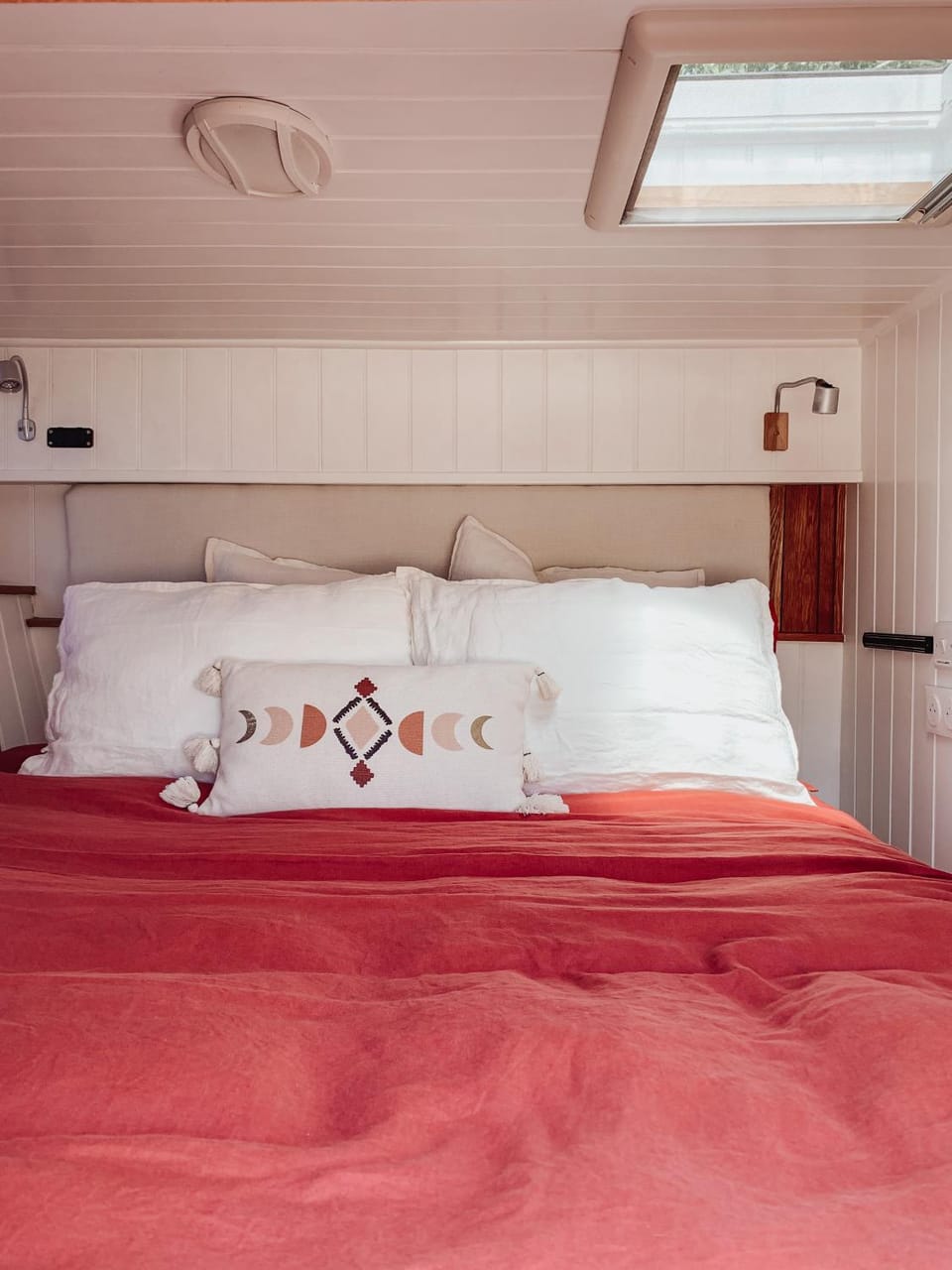 Relaxing retreat for 2 on beautiful converted bus Campground/ 
RV Resort in Pays de la Loire