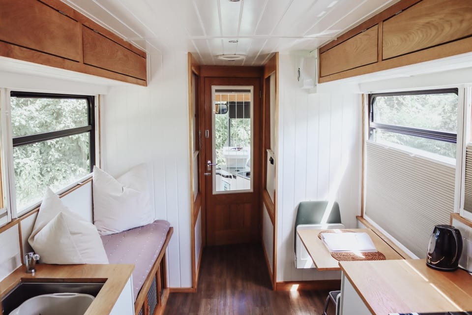 Relaxing retreat for 2 on beautiful converted bus Campground/ 
RV Resort in Pays de la Loire