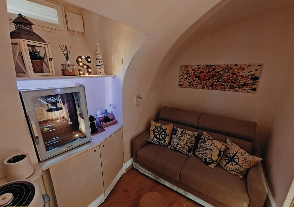 Living room, Seating area, oven