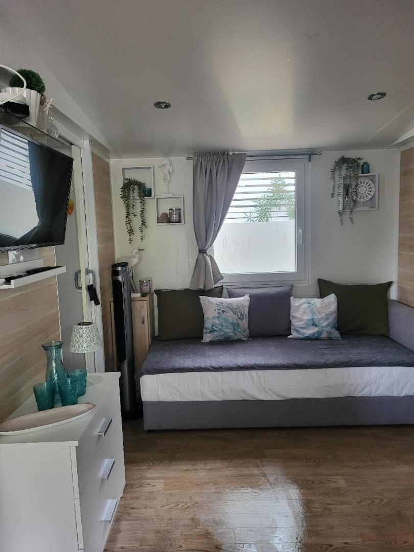 Mobilheim ANDREA wunderschöne Ferienwohnung direkt am Meer Apartment in Tisno