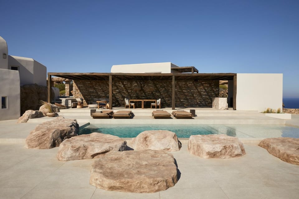 Property building, Patio, Day, Pool view, Swimming pool, sunbed