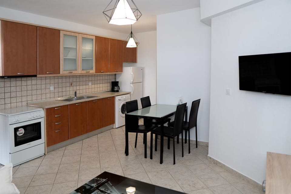 Dining area, kitchen