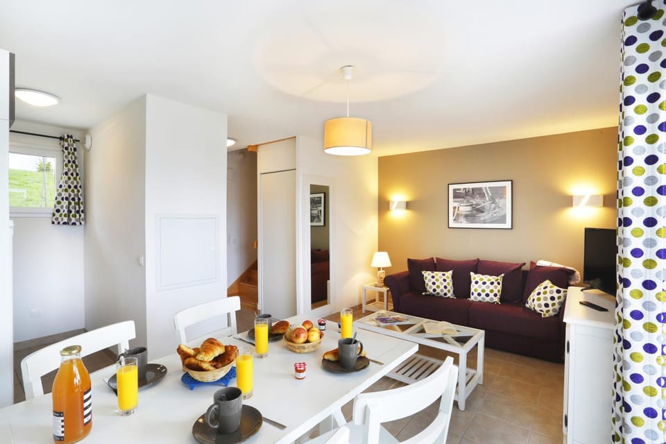 TV and multimedia, Seating area, Dining area