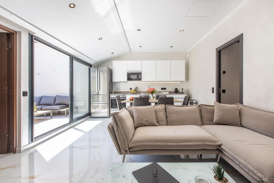 Living room, Lounge or bar, Seating area, Dining area