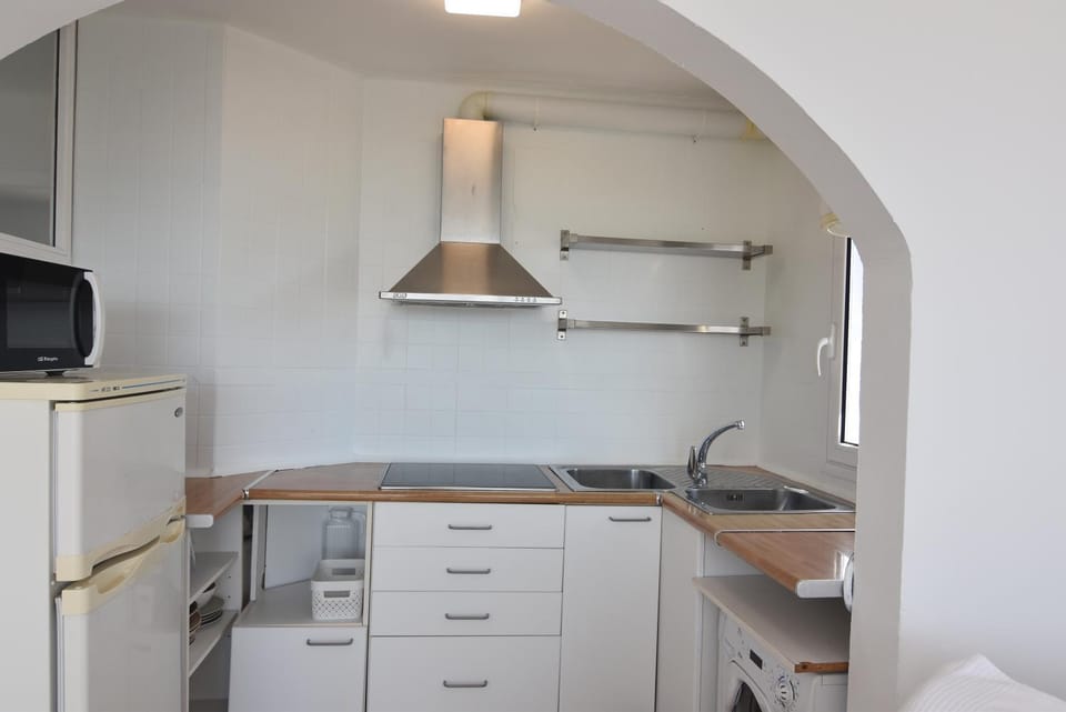 Kitchen or kitchenette, minibar, stove