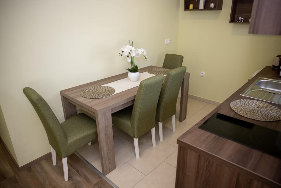 Dining area, kitchen