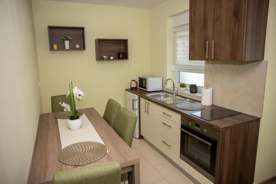 Dining area, kitchen