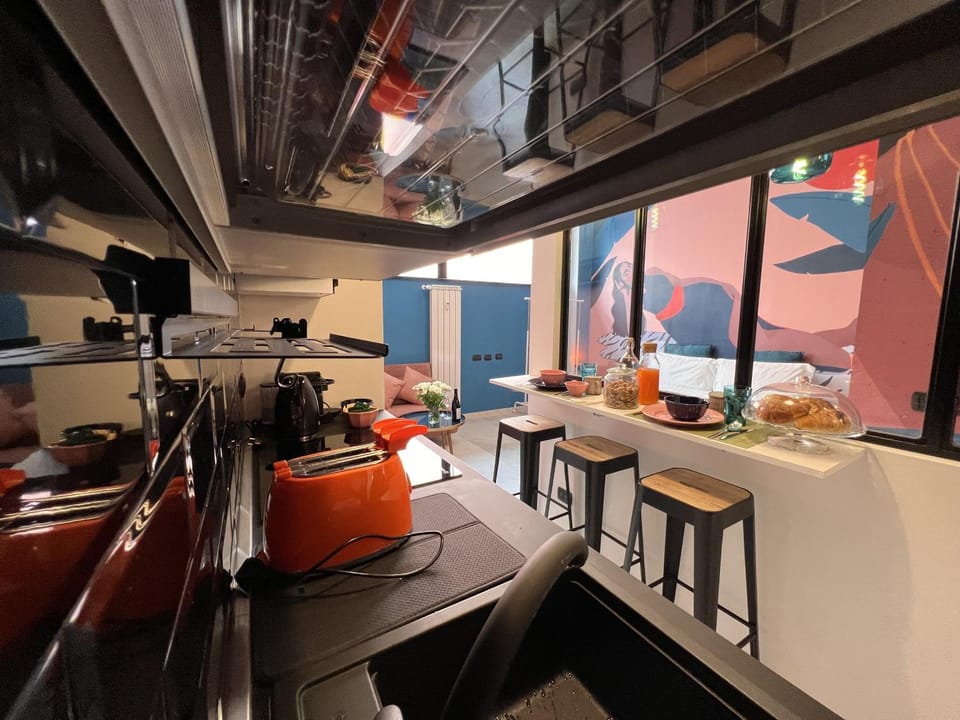 Kitchen or kitchenette, Food and drinks, Dining area