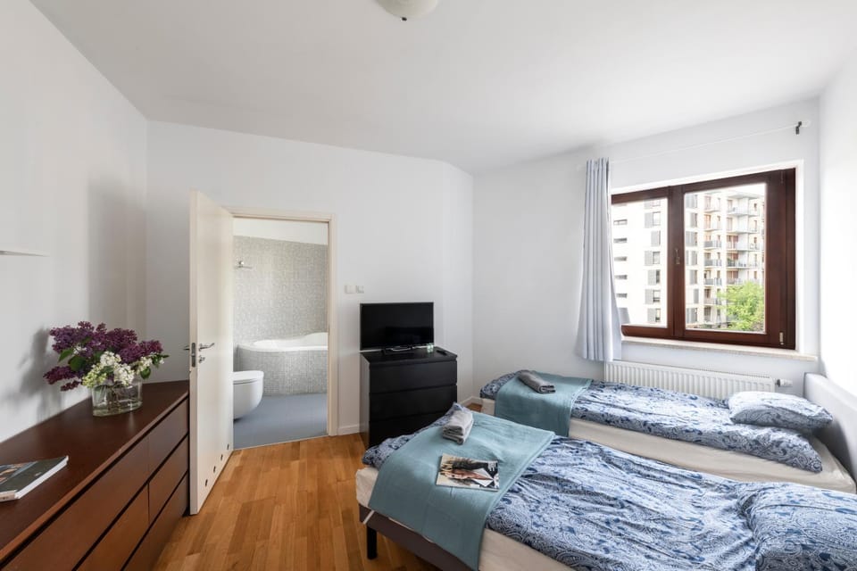 TV and multimedia, Photo of the whole room, Seating area, Bedroom
