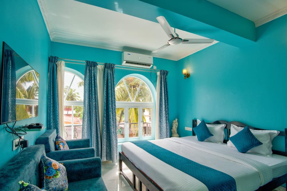 Bed, TV and multimedia, Photo of the whole room, Bedroom