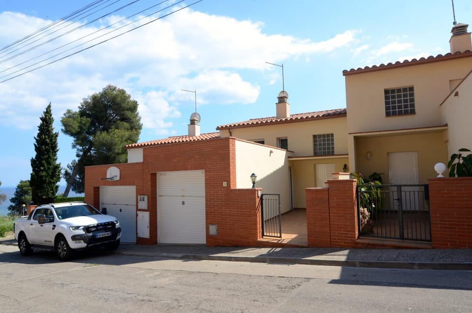 Property building, Facade/entrance, Off site