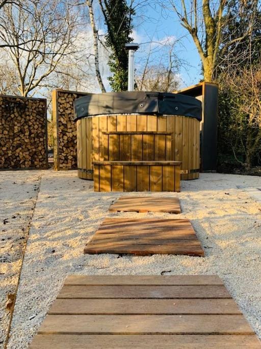 Tynil Saint Jean: renovated old barn + nordic bath House in Flanders