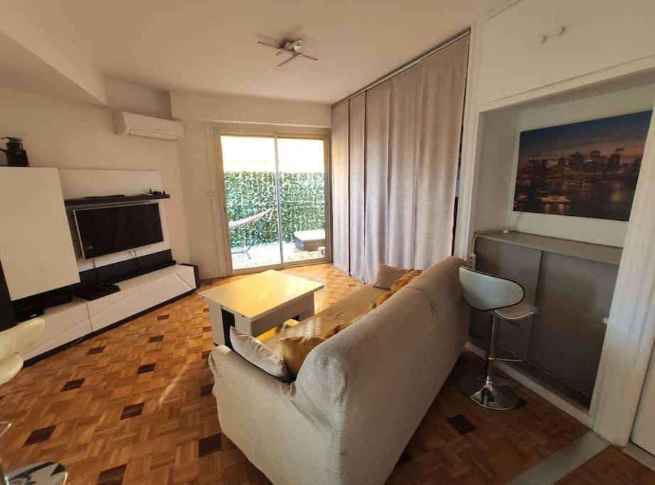 Communal lounge/ TV room, TV and multimedia, Living room, Seating area