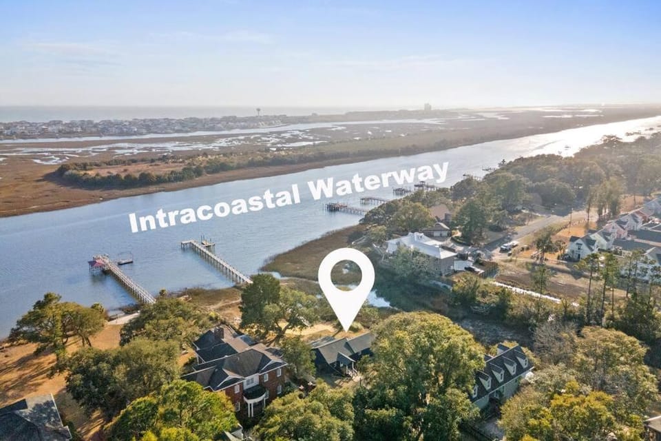 Dolphin Cove - Whole WATERFRONT House with Dock House in Ocean Isle Beach