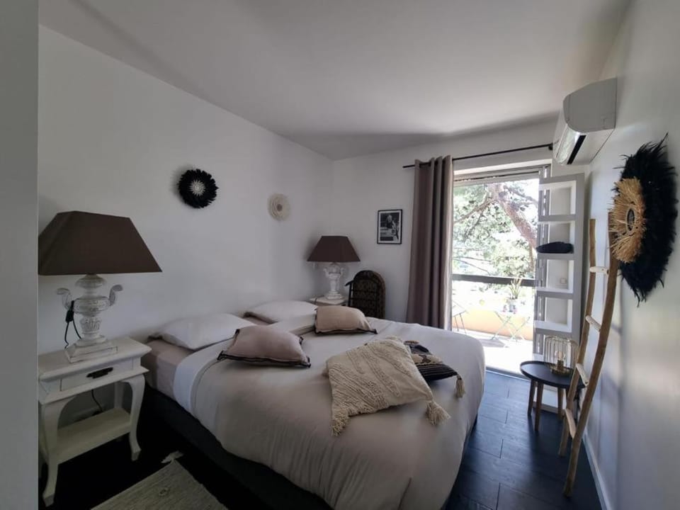 Bed, Photo of the whole room, air conditioner