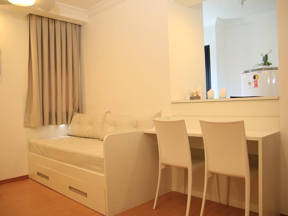 Bed, Photo of the whole room, Decorative detail, Seating area