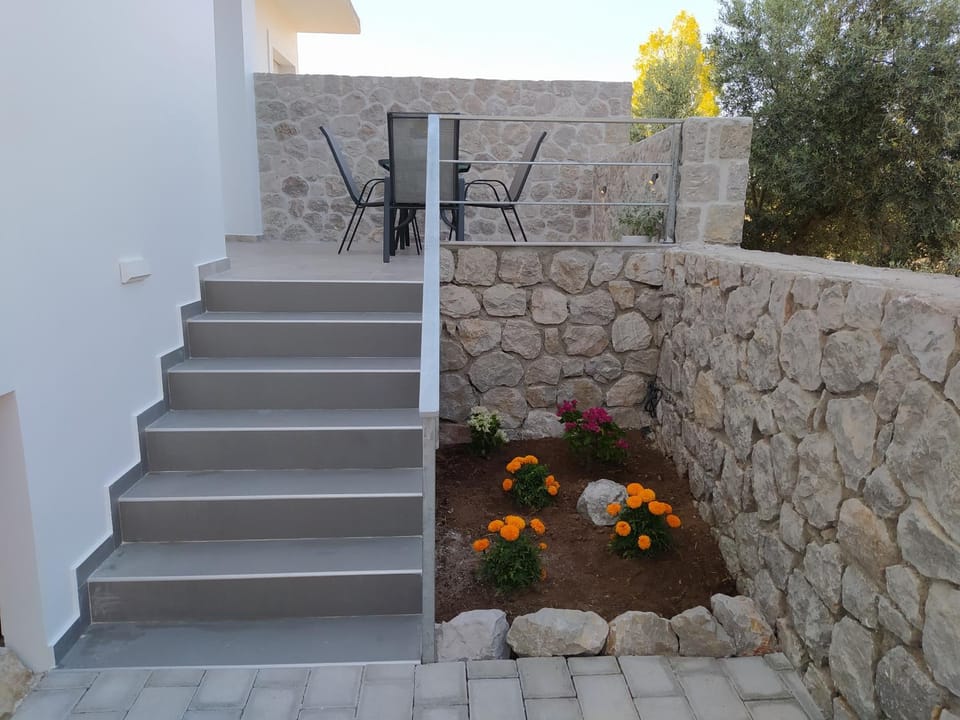 Patio, Facade/entrance