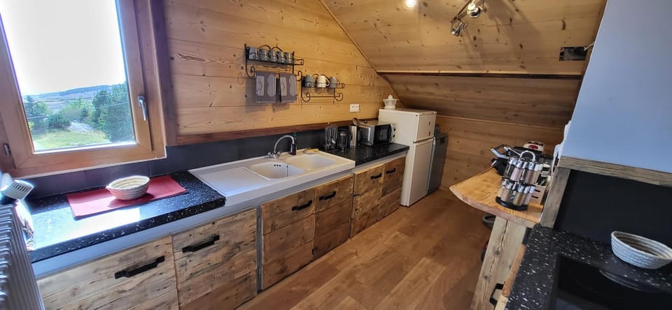 Coffee/tea facilities, Kitchen or kitchenette, stove