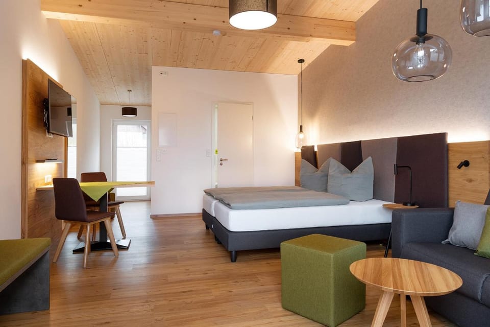 Bed, Photo of the whole room, Seating area
