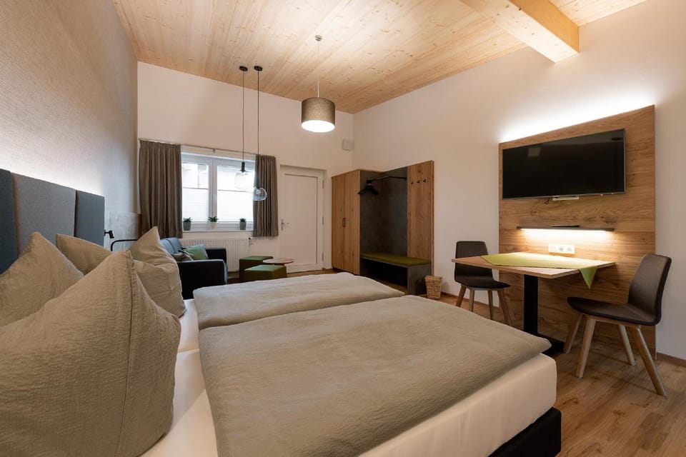 Bed, TV and multimedia, Photo of the whole room, Seating area, Dining area