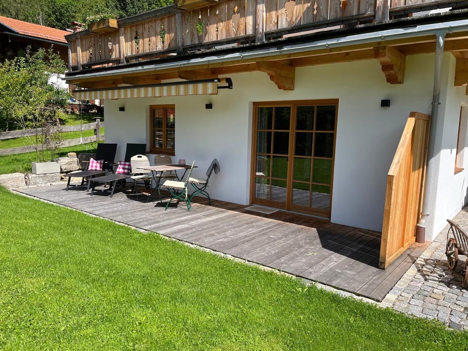 Property building, Spring, Garden, Balcony/Terrace, Seating area, Garden view