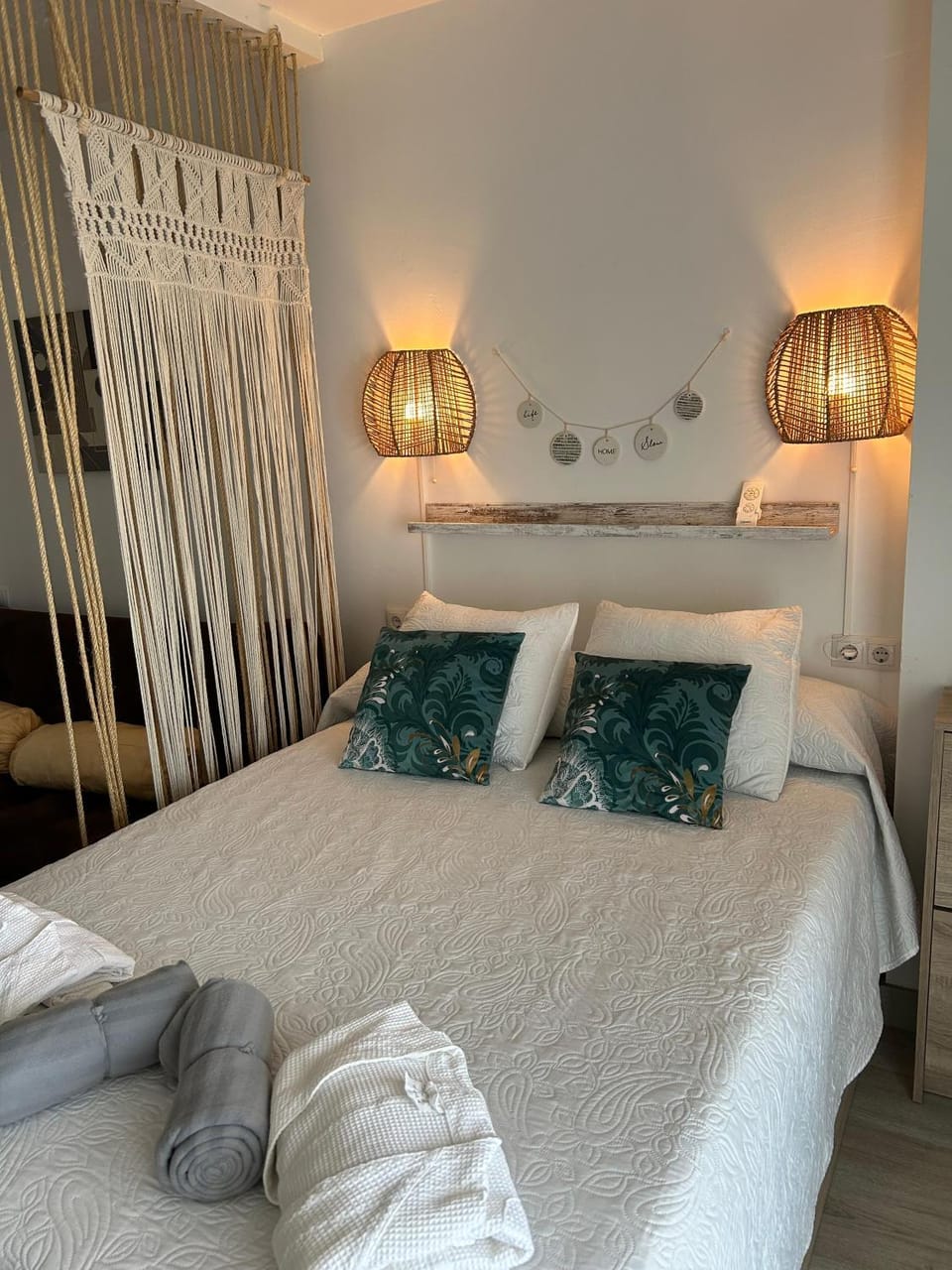 Bed, Bedroom, towels