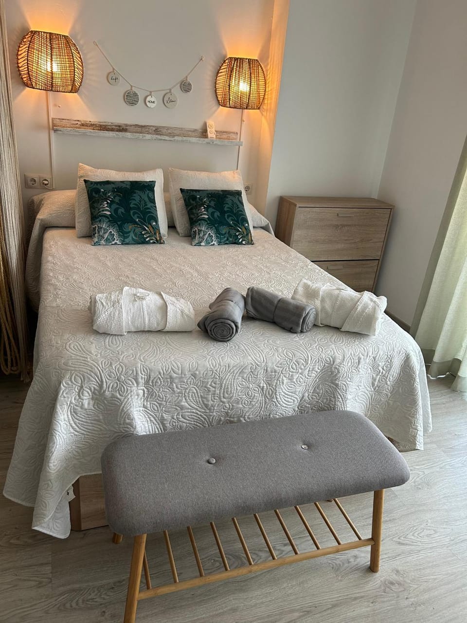 Bed, Bedroom, towels