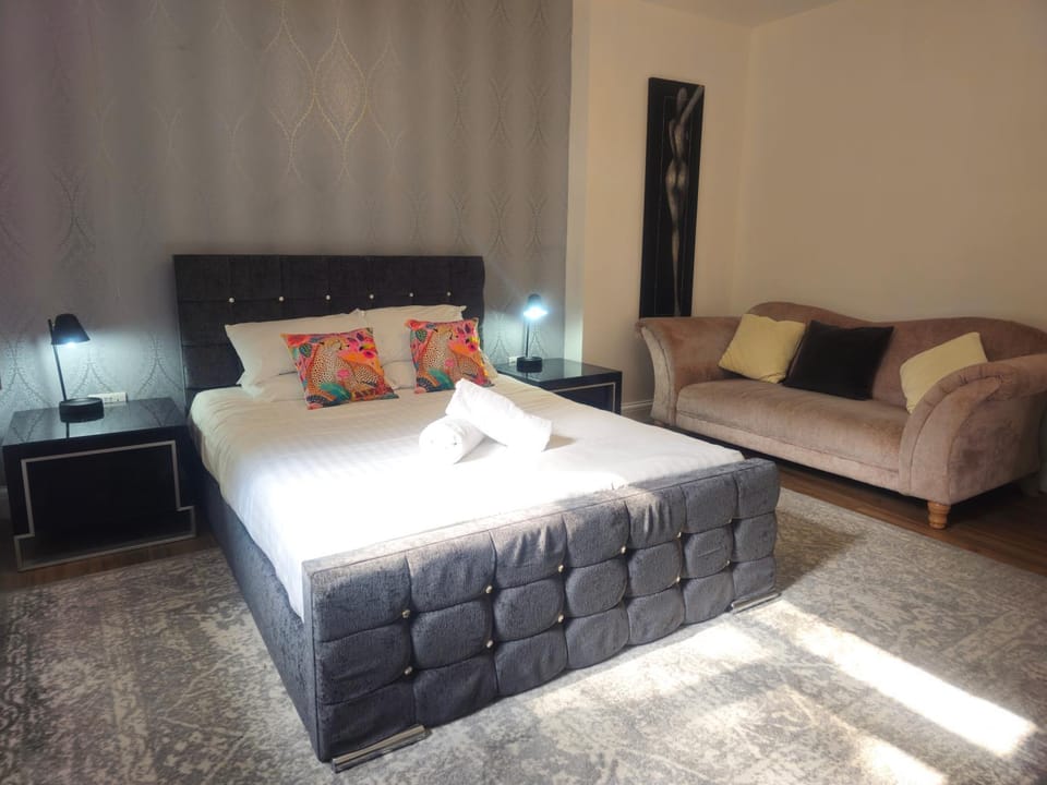 Bed, Photo of the whole room, Seating area, Bedroom