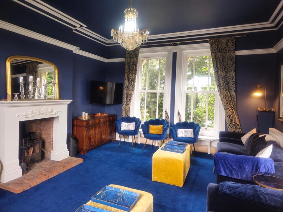 TV and multimedia, Living room, Seating area, fireplace