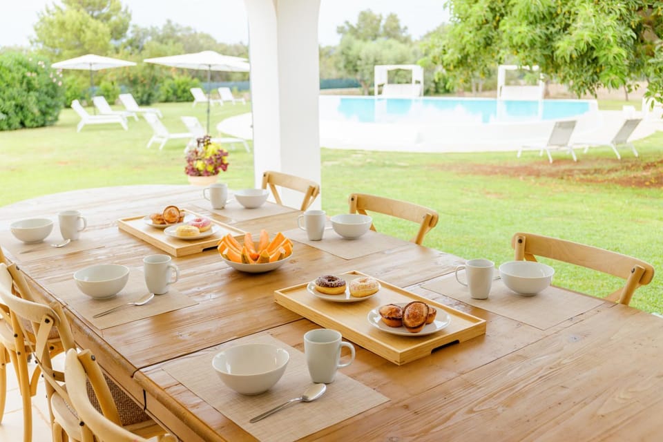Patio, Dining area, Pool view, Swimming pool, Breakfast