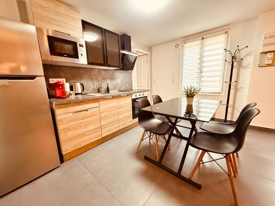Coffee/tea facilities, Kitchen or kitchenette, Dining area, oven, stove