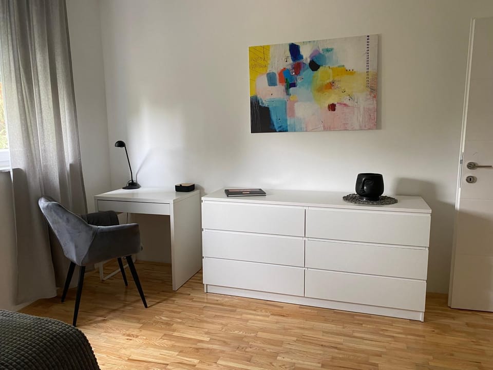 Bedroom, cot