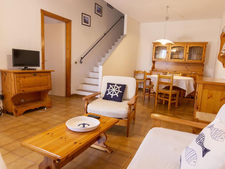 Communal lounge/ TV room, TV and multimedia, Living room, Dining area