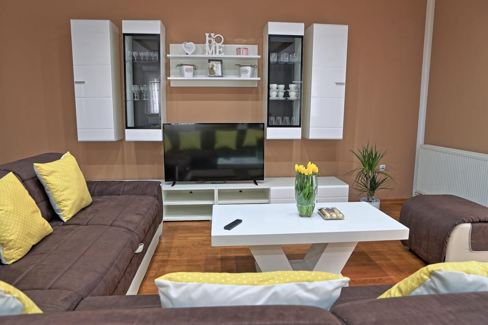 Communal lounge/ TV room, TV and multimedia, Living room, Seating area