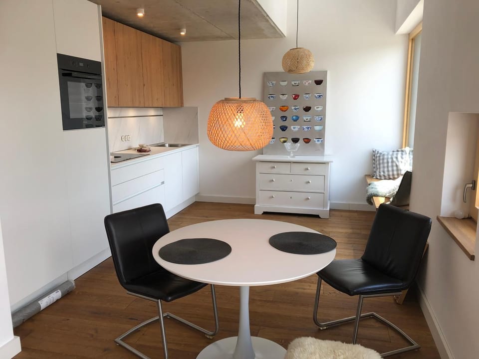 Kitchen or kitchenette, Seating area, Dining area