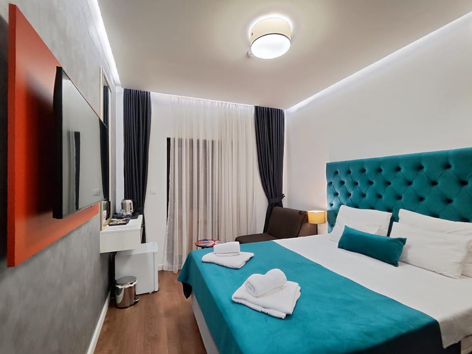 Bed, TV and multimedia, Seating area, Bedroom, towels