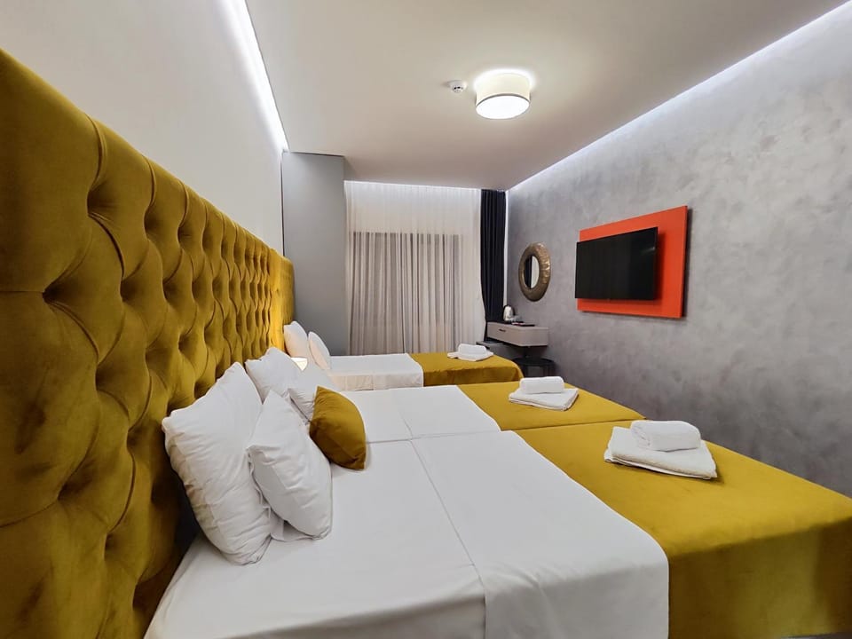 Bed, TV and multimedia, Bedroom