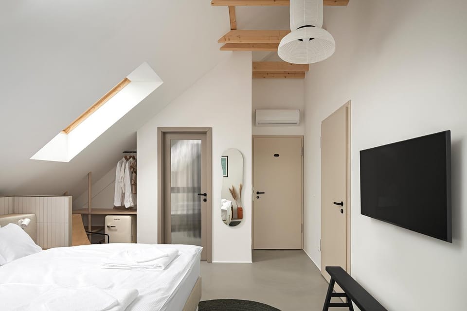 Bed, TV and multimedia, Photo of the whole room, Bedroom