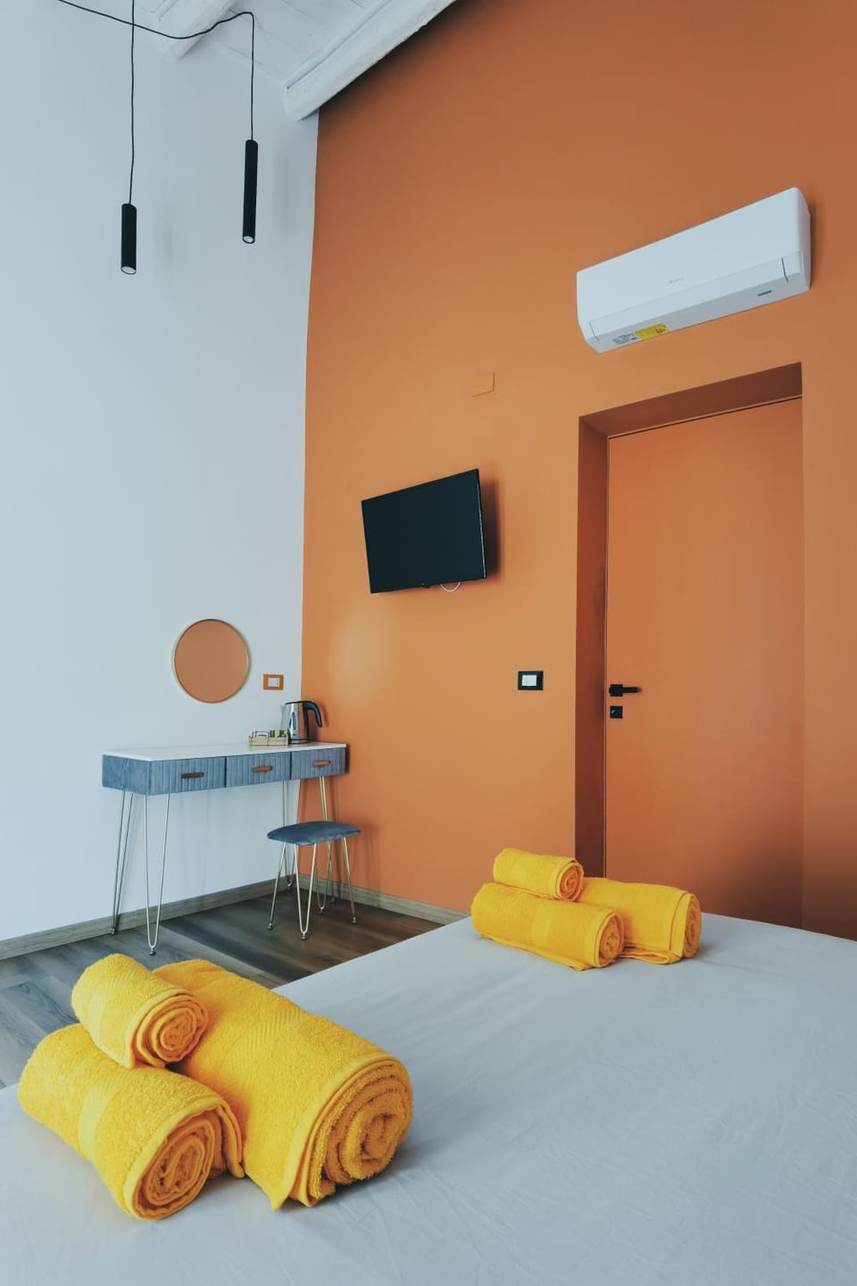 Bed, TV and multimedia, Bedroom
