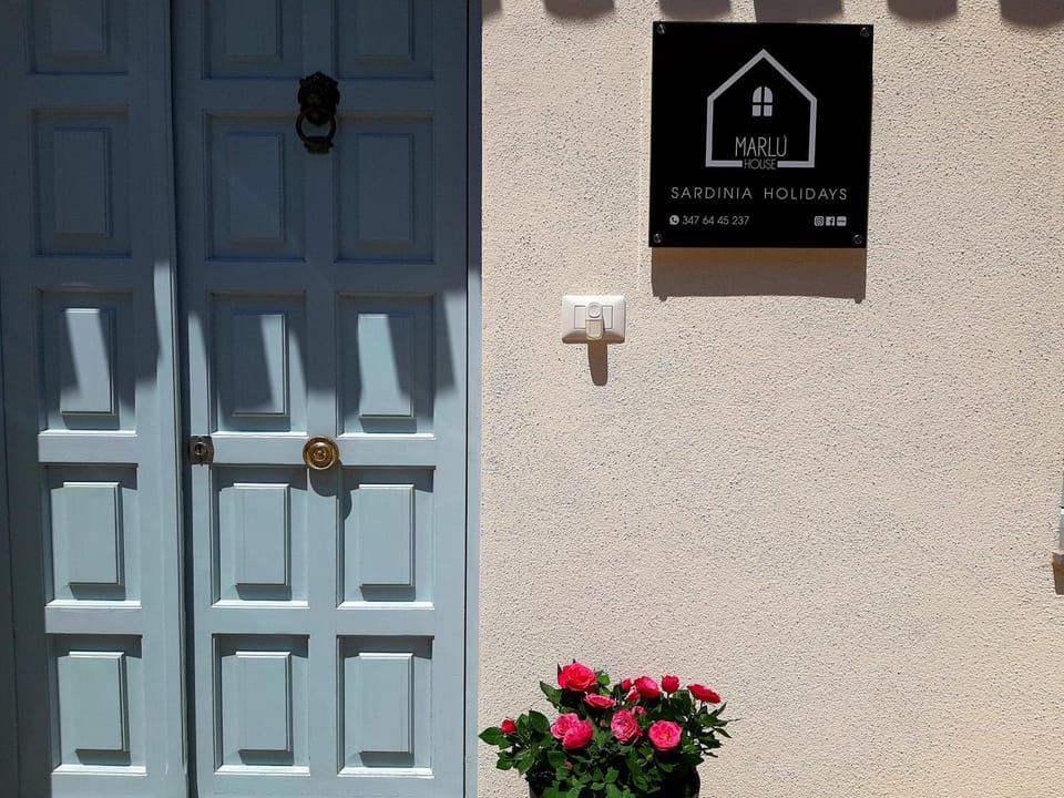 Facade/entrance, Logo/Certificate/Sign