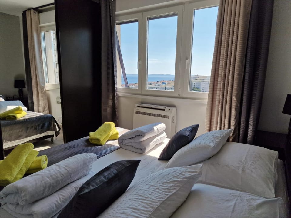 Bedroom, air conditioner
