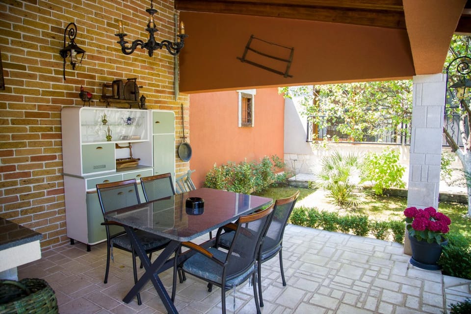 Garden, Dining area