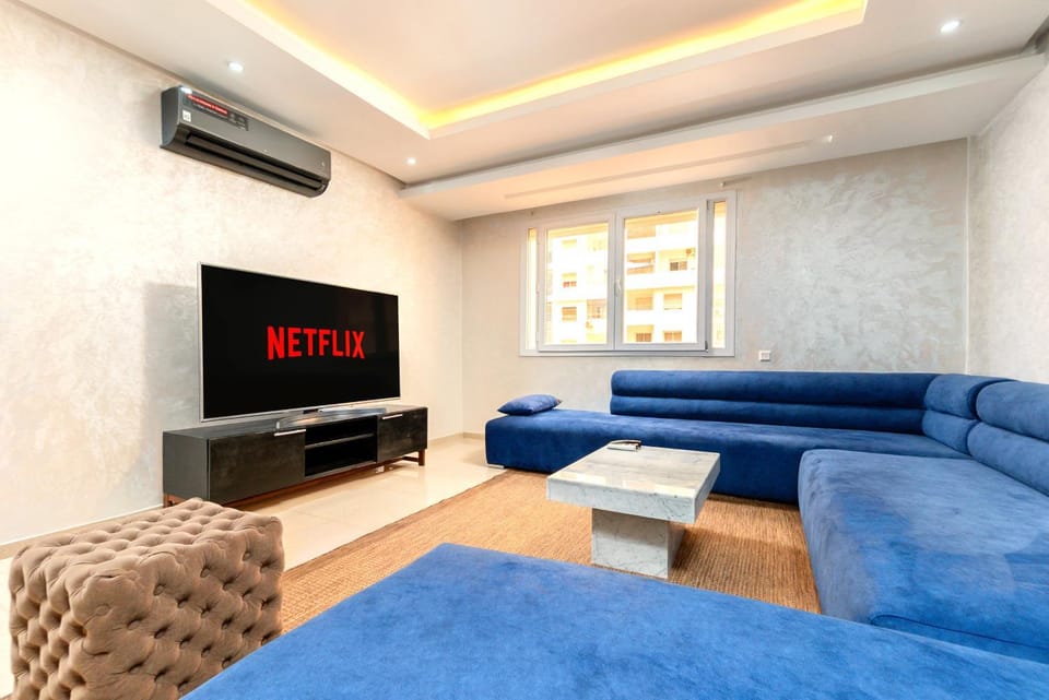 TV and multimedia, Living room, Seating area, internet, air conditioner