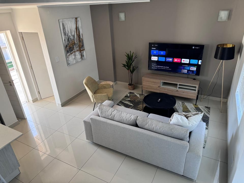 Communal lounge/ TV room, TV and multimedia, Living room, Seating area, Evening entertainment