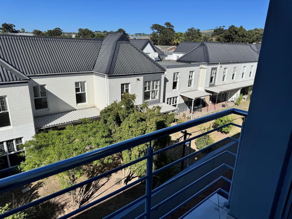 Beautifully furnished loft apartment in central Durbanville Apartment in Cape Town