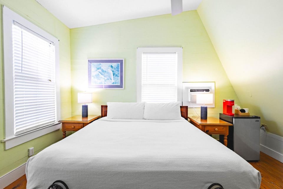 Curry House - Pool, King Bed & Balcony! Room 7 Apartment hotel in Key West