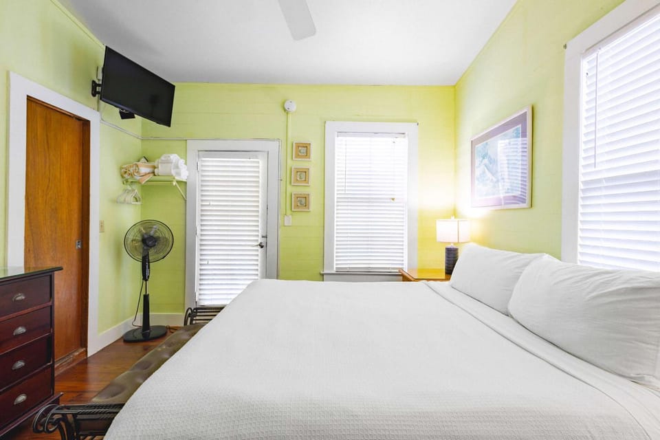 Curry House - Pool, King Bed & Balcony! Room 7 Apartment hotel in Key West