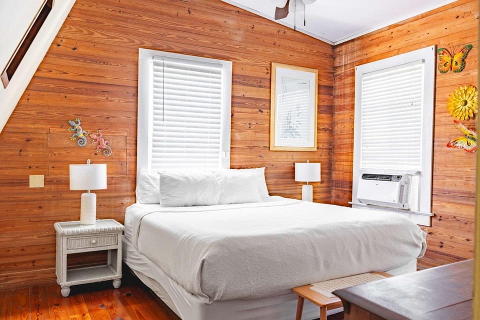 Curry House- 3rd Floor, King Bed, & Balcony Room 8 Apartment hotel in Key West