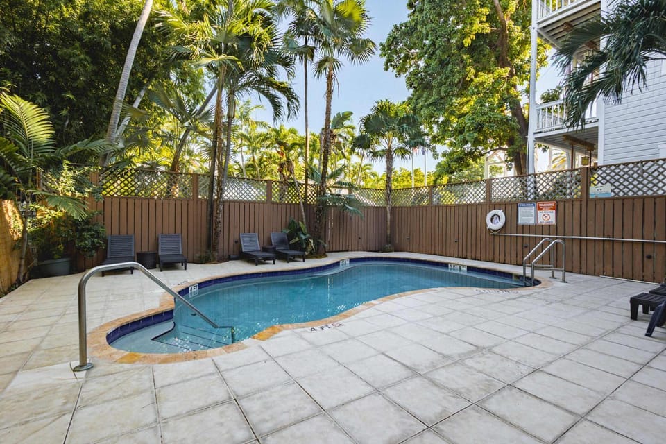 Curry House- 3rd Floor, King Bed, & Balcony Room 8 Apartment hotel in Key West